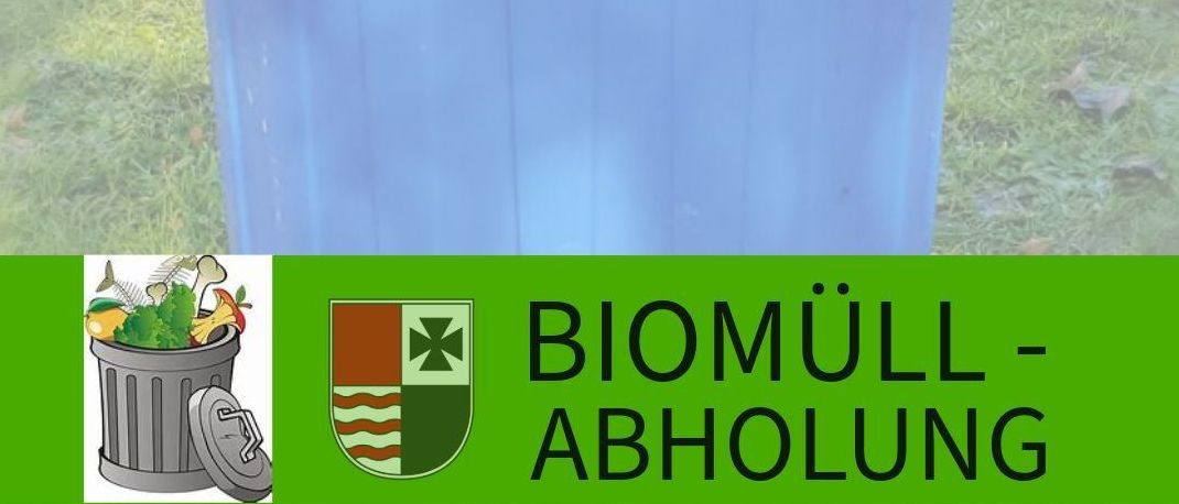 Ein blauer Mülleimer mit Deckel steht auf einer Rasenfläche. Darunter wirbt ein Plakat für Abfallentsorgungsdienste mit Logo und Webseite.