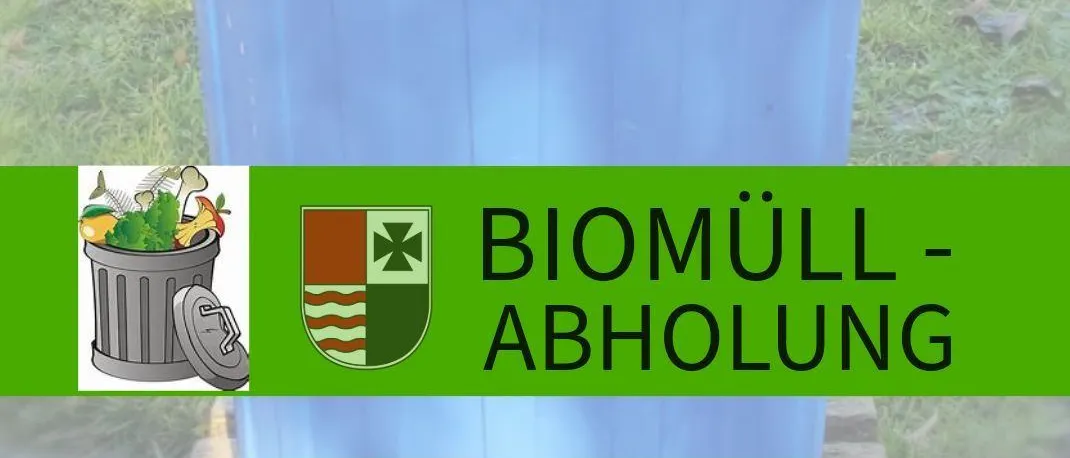 Ein blauer Mülleimer mit Deckel auf einem Rasenfeld. Darunter befindet sich ein Poster mit einem Bild eines Mülleimers, einem Logo und den Worten Biomuell-Abholung. Die Website www.wartberg-aist.at ist ebenfalls angezeigt.