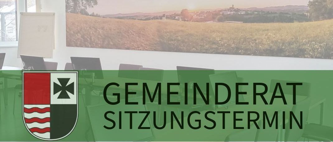 Ein Büroraum mit einem großen Wandbild einer Wiese und Stadt, das ein Logo und den Text 'Gemeinderat Sitzungstermin' zeigt. Computer und Stühle sind in Reihen angeordnet, mit einem Whiteboard und Fenstern im Hintergrund.
