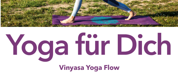 Eine Frau praktiziert Yoga auf einer violetten Matte in einem grünen Feld. Sie ist barfuß und trägt ein weißes Tanktop und blaue Leggings. Das Bild enthält die Worte 'Yoga für Dich' und 'Vinyasa Yoga Flow'.