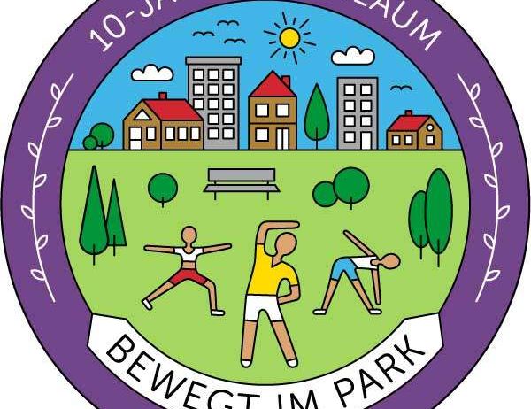 Rundes Logo mit '10-Jahrs-Jubilaum' oben. Drei Personen machen Yoga im Park. 'Bewegt im Park' steht unten geschrieben.