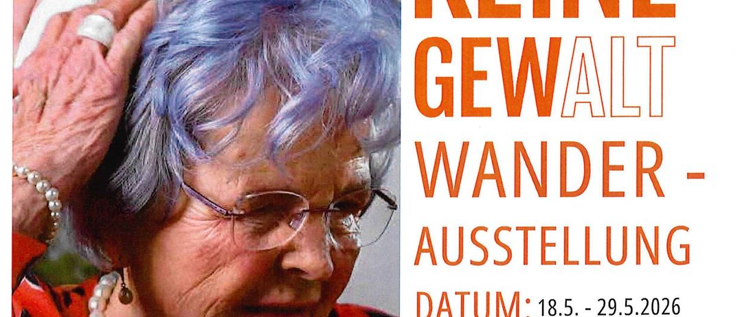 Ein Poster zeigt eine ältere Frau mit blauen Haaren. Es steht 'Keine Gewalt gegen Ältere - Ausstellung'. Datum und Uhrzeit für den 18. bis 29. Mai 2026 sind angegeben.