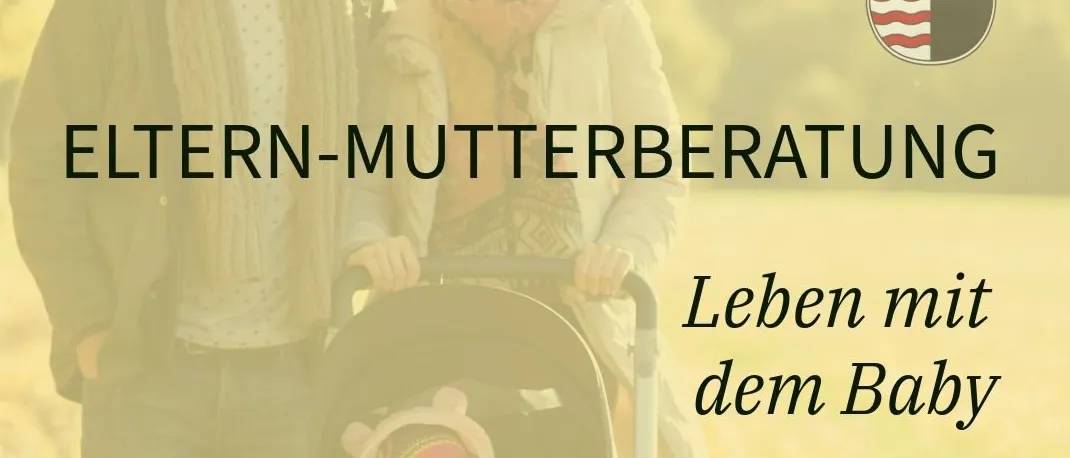 Eine Familie mit einem Baby im Kinderwagen, die 'Eltern-Mutterberatung' in einer malerischen Außenumgebung mit Bäumen und einem Logo für das Familien-Informationszentrum bewirbt.