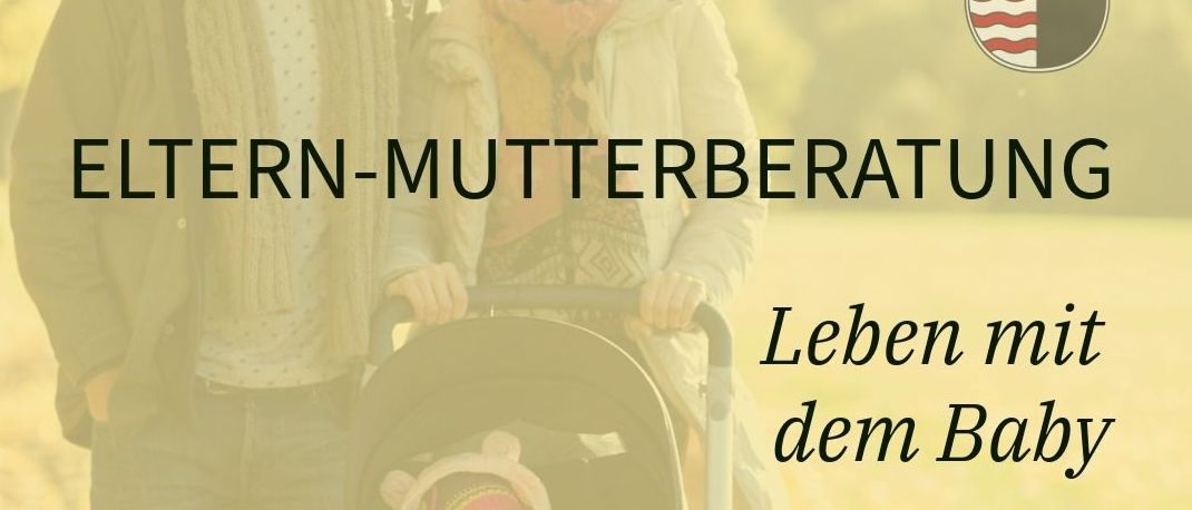 Eine Familie mit einem Baby im Kinderwagen, die 'Eltern-Mutterberatung' in einer malerischen Außenumgebung mit Bäumen und einem Logo für das Familien-Informationszentrum bewirbt.