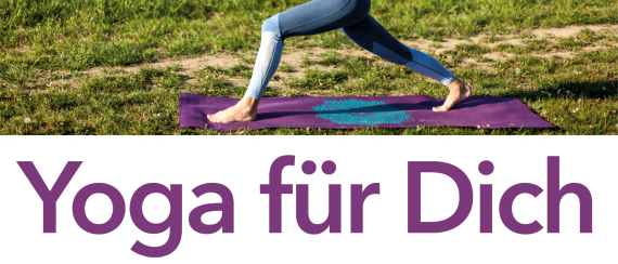 Eine Frau praktiziert Vinyasa Yoga Flow auf einer lila Matte in einem Grasfeld. Sie ist barfuß und trägt weiße und blaue Trainingskleidung. Das Bild hat ein Wasserzeichen mit den Worten 'Yoga fur Dich'.