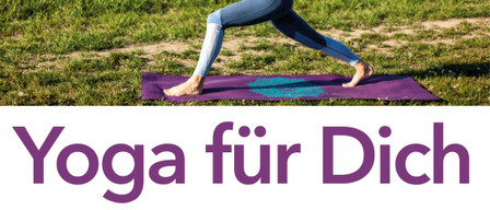 Eine Frau praktiziert Yoga auf einer Wiese, trägt ein weißes Tanktop und blaue Leggings. Sie ist barfuß auf einer lila Yogamatte, mit den Worten 'Yoga für Dich' und 'Vinyasa Yoga Flow' darunter.
