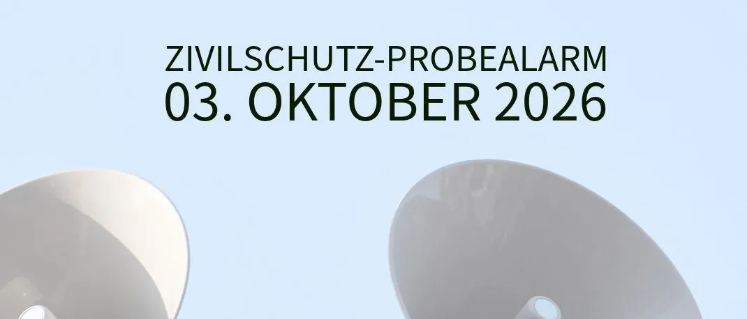 Ein Bild von zwei Sirenen mit einem Wappenlogo darüber. Der Text lautet 'Zivilschutz-Probealarm 03. Oktober 2026'. Die Sirenen sind auf einem Pfosten montiert und zeigen in die gleiche Richtung. Das Wappenlogo hat ein Kreuz und eine wellenförmige Linie. Die Website-Adresse ist www.wartberg-aist.at.
