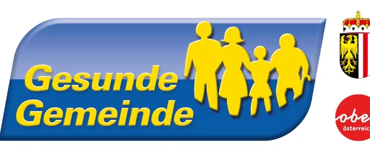 Ein blaues und gelbes Logo, das eine Familie mit vier Mitgliedern zeigt, die zusammengehen, mit dem Text 'Gesunde Gemeinden' darüber. Rechts davon befindet sich ein roter Kreis mit weißem Text und einem Wappen.