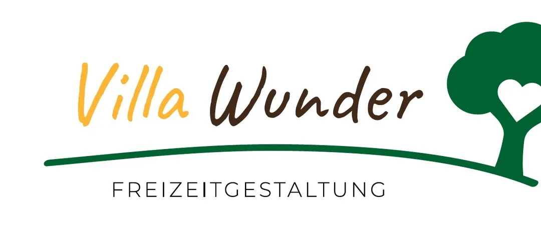 Das Logo von Villa Wunder zeigt die Worte 'Villa Wunder' in einer stilisierten Schrift mit einer grünen Linie darunter, gefolgt von 'Freizeitgestaltung' in Fettschrift darunter.