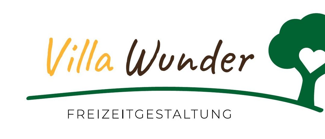 Das Logo von Villa Wunder zeigt die Worte 'Villa Wunder' in einer stilisierten Schrift mit einer grünen Linie darunter, gefolgt von 'Freizeitgestaltung' in Fettschrift darunter.