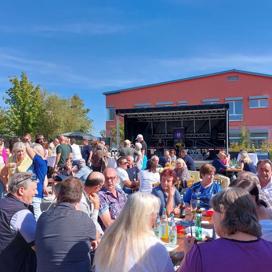 Adult, Female, Person, Woman, Male, Man, Concert, Crowd, Restaurant, Building