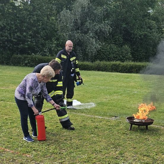 Übung mit dem Feuerlöscher - FF Wartberg