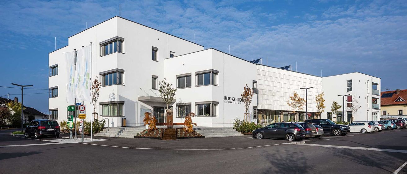 Bild enthält, Building, Office Building, City, Urban, Car, Building Complex, Housing, Wheel, House