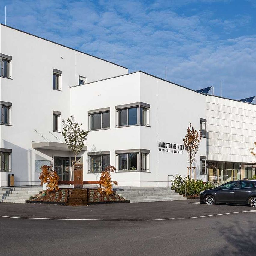 Bild enthält, Building, Office Building, City, Urban, Car, Building Complex, Housing, Wheel, House