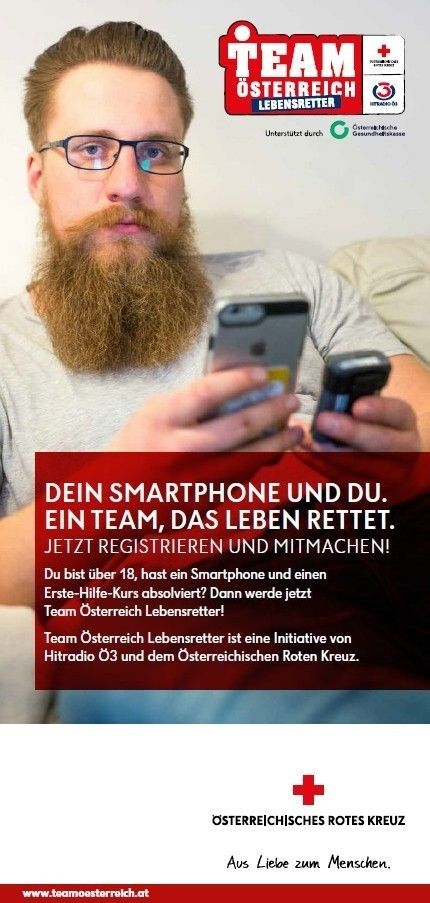 Ein Mann mit Bart hält ein Smartphone und wirbt für eine Initiative von Hitradio O3 und dem Österreichischen Roten Kreuz. Der Text lädt Jugendliche unter 18 Jahren mit Smartphone ein, dem Team beizutreten, um Erste-Hilfe-Kurse abzusolvieren.