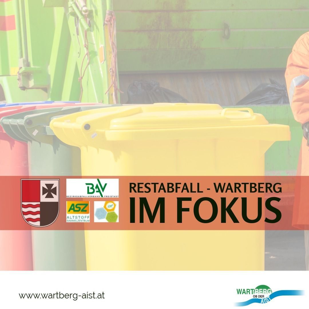 Ein gelber Mülleimer mit mehreren anderen farbigen Behältern im Hintergrund. Er zeigt Logos und den Text 'RESTABFALLM-WARTBREG IM FOKUS'. Ein Mensch in oranger Uniform steht rechts.