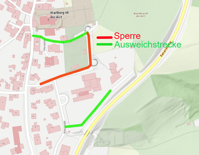 Die Karte zeigt ein Stadtlayout mit Gebäuden, die durch Nummern gekennzeichnet sind, und Straßen mit farbigen Linien. Rot zeigt Sperre, Grün zeigt Ausweichstrecke. Nummern und Beschriftungen sind auf der gesamten Karte verteilt.