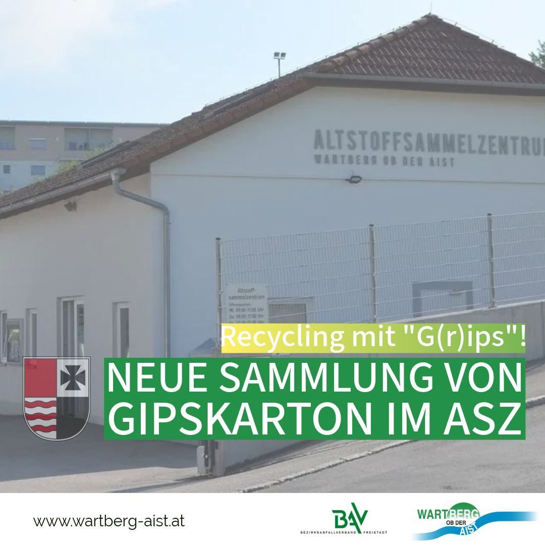 Ein Gebäude mit Dach und Zaun, beschriftet mit 'Altstoffsammlung Warberg an der Aist'. Der Text lautet 'Recycling mit G(rips)!'. Logo eines Schildes und 'Neue Sammlung von Gipskarton im ASZ'. Website-Adresse unten.