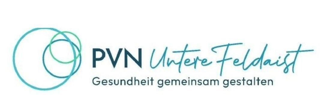 Das Logo von PVN Untere Felda zeigt blauen Text 'PVN Untere Felda' in einer türkisen Kursivschrift, zusammen mit einem Logo, das drei ineinandergreifende Kreise in Grün, Blau und Gelb darstellt. Der Slogan lautet 'Gesundheit gemeinsam gestalten', was 'Gesundheit gemeinsam gestalten' bedeutet.