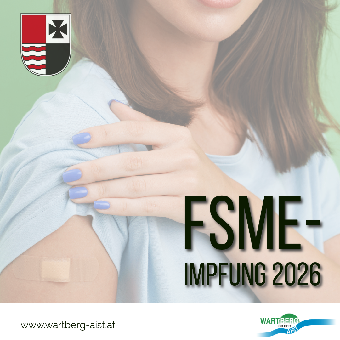 Eine Frau mit blauen Nägeln zeigt ihren Impfpflaster am Schulter. Der Text lautet 'FSME-Impfung 2026', und das Logo heißt 'Wartberg'.