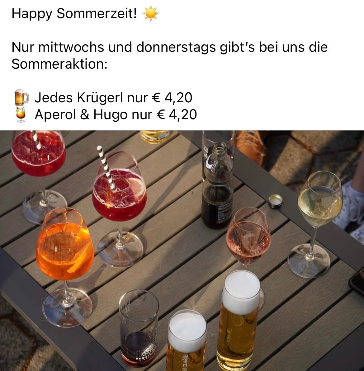 Ein Tisch voller Gläser mit Getränken. In der oberen linken Ecke steht Happy Sommerzeit. Der Text besagt, dass der Sommerverkauf nur mittwochs und donnerstags stattfindet. Jeder Krug kostet 4,20 Euro. Aperol und Hugo kosten 4,20 Euro.