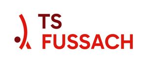 Das Logo von TS Fussach ist auf weißem Hintergrund dargestellt. Es zeigt roten Text mit einem einzigartigen roten Symbol.