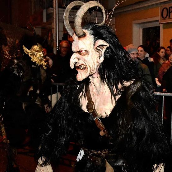 Bild enthält, Clothing, Costume, Person, Adult, Male, Man, Face, Head, Festival