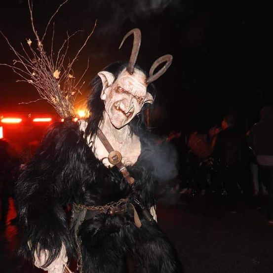 Bild enthält, Adult, Male, Man, Person, Festival, Clothing, Costume, Halloween, Face, Head