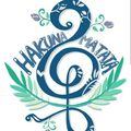 Ein blaues Logo mit Hakuna Matata in einer stilisierten Schrift, umgeben von Blättern und einer Note in der Mitte.