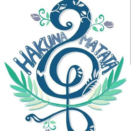 Ein blaues Logo mit Hakuna Matata in einer stilisierten Schrift, umgeben von Blättern und einer Note in der Mitte.
