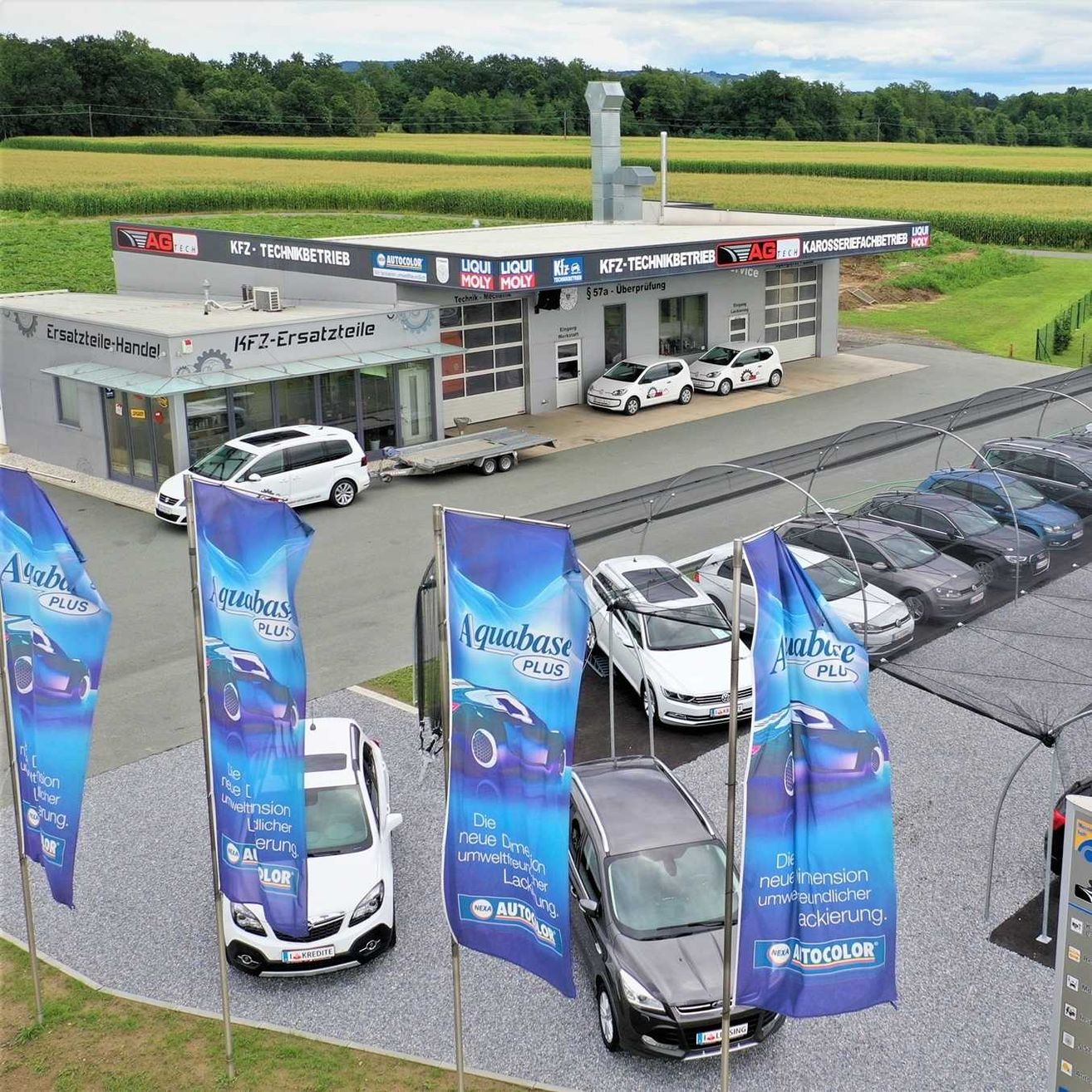 Bild enthält, Car, Car Dealership, Transportation, Vehicle, Outdoors, Moving Van, Van, Aerial View