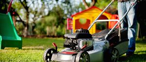 Bild enthält, Grass, Lawn, Plant, Device, Person, Machine, Wheel, Lawn Mower, Tool, Mowing Lawn