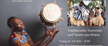 Veranstaltungsplakat für Kofi Quarshie und Agoo Group. Ein Mann spielt eine Trommel, mit traditioneller afrikanischer Kleidung und Instrumenten im Hintergrund. Die Veranstaltung findet am Freitag, 25. Juli 2025, um 19:00 Uhr statt. Ort: Klaus, Gemeindezentrum (Anna-Hensel). Eintritt: Freiwillige Spenden.
