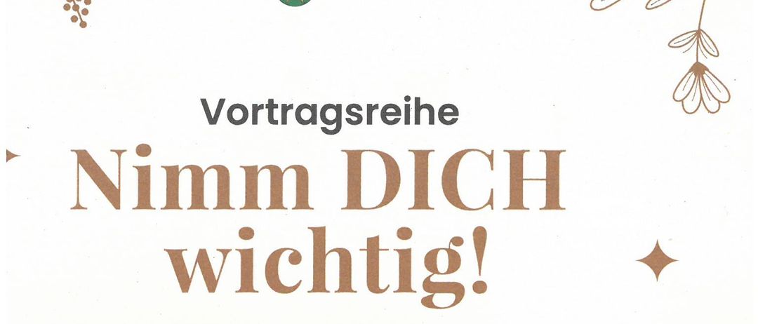 Ein Plakat zeigt eine Gruppe lächelnder Erwachsener und Kinder. Es steht 'Vortragsreihe Nimm DICH wichtig!'. Unter dem Bild befindet sich ein Untertitel auf Deutsch.