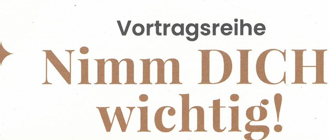 Plakat mit einer lächelnden Familie. Es steht 'Nimm DICH wichtig!' und lädt ein, mehr über Prävention und Wohlbefinden zu erfahren. Organisiert vom Sozialausschuss. Freier Eintritt. Unterstützt von Klaus-Weiler-Frax-Freiwilligen.