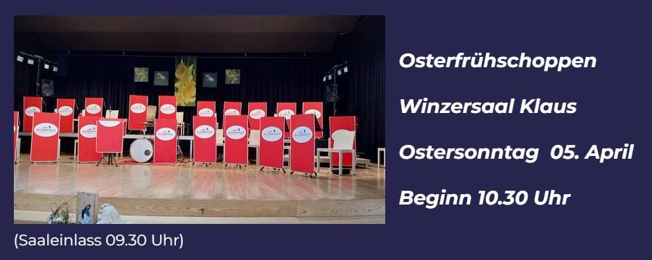 Eine Bühne mit roten Ständen und Bannern, wahrscheinlich für eine musikalische Veranstaltung. Der Text auf Deutsch gibt den Ostersonntag, den Namen der Veranstaltung und die Startzeit an.