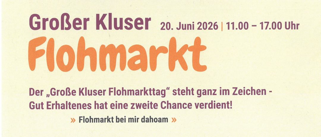Ein Plakat für den "Großer Kluser Flohmarkt" am 20. Juni 2026 von 11:00 bis 17:00 Uhr. Es zeigt einen Stuhl, eine Gitarre und Kleidung an Kleiderbügeln.