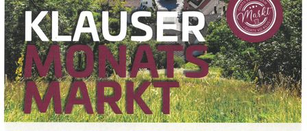 Das Plakat bewirbt den Klauser Monatsmarkt mit einer Dorfszene und einer Kirche. Der Marktslogan lautet "Guats vo dahoam - Guats vo Klus". Die Marktdaten sind vom 3. April bis 4. September 2026 aufgeführt.