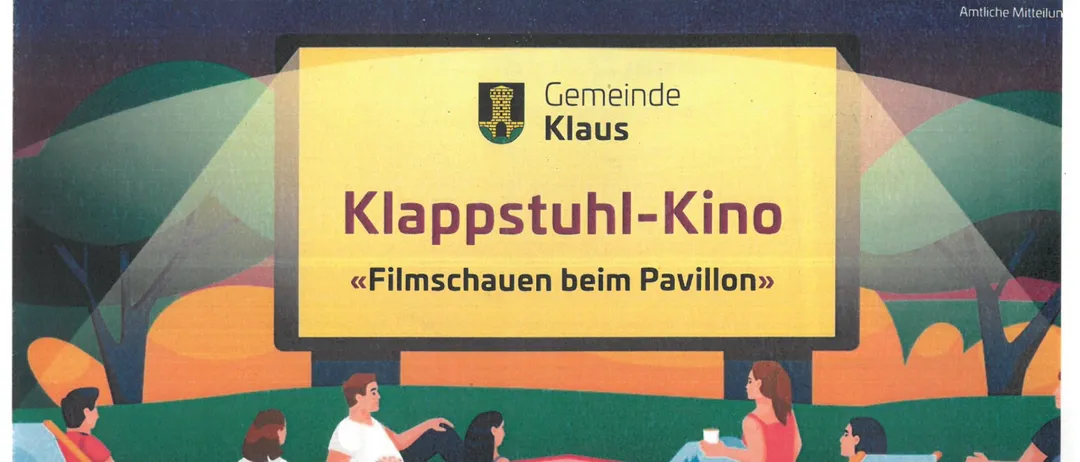 Plakat für das Klappstuhl-Kino-Event in Klaus, Vorarlberg, mit Menschen auf Sitzsäcken und Stühlen, die einen Film ansehen. Das Event ist für den 15. August 2026 geplant, mit Filmen wie 'Der Pingu meines Lebens' und 'Yours, Mine and Ours'.