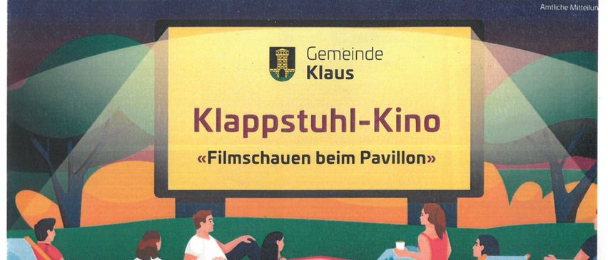 Plakat für das Klappstuhl-Kino-Event in Klaus, Vorarlberg, mit Menschen auf Sitzsäcken und Stühlen, die einen Film ansehen. Das Event ist für den 15. August 2026 geplant, mit Filmen wie 'Der Pingu meines Lebens' und 'Yours, Mine and Ours'.