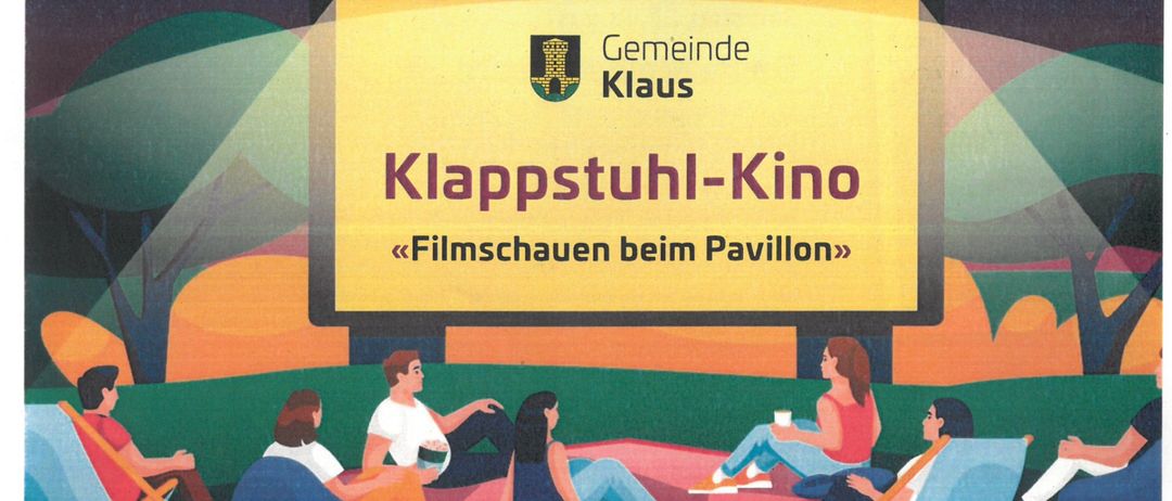 Plakat für Klappstuhl-Kino Filmvorführungen beim Pavillon in Klaus. Es zeigt Menschen auf Sitzsäcken und Stühlen unter einer großen Leinwand, mit einem gelben Banner, das 'Klapstuhl-Kino' und 'Filmschauen beim Pavillon' anzeigt. Der Text enthält Informationen über den Filmplan, Wetterbedingungen und die zu zeigenden Filme.