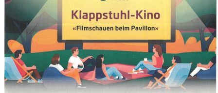 Plakat für Klappstuhl-Kino Filmvorführungen im Pavillon in Klaus, Vorarlberg. Es zeigt eine Gruppe von Menschen, die auf Beanbags und Stühlen sitzen und einen Film ansehen. Der Text ist auf Deutsch und enthält Details zur Veranstaltung, einschließlich Datum und Uhrzeiten der Vorführungen.