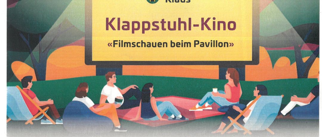 Plakat für Klappstuhl-Kino Filmvorführungen beim Pavillon in Klaus, mit Menschen in Sitzsäcken und Stühlen unter einem Zelt, mit Text auf Deutsch über die Veranstaltungstermine und gezeigten Filme.