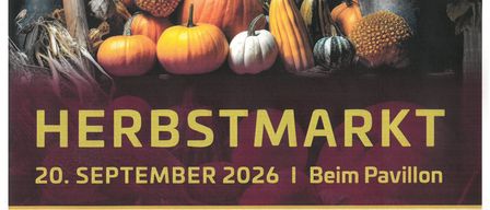 Plakat für die Herbstmarkt-Veranstaltung am 20. September 2026 mit Kürbissen, Zucchini und anderen Herbstfrüchten. Die Veranstaltung umfasst einen Markt, Musik und ein Kinderprogramm.