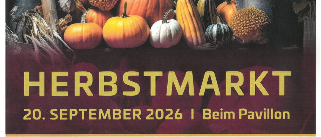 Plakat für die Herbstmarkt-Veranstaltung am 20. September 2026 mit Kürbissen, Zucchini und anderen Herbstfrüchten. Die Veranstaltung umfasst einen Markt, Musik und ein Kinderprogramm.