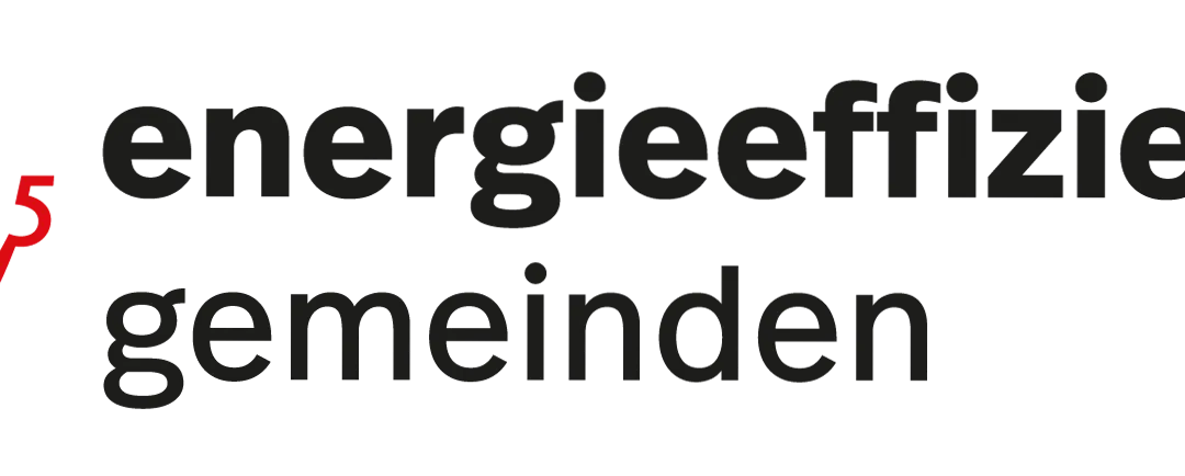 Ein roter Buchstabe E mit einer geschwungenen Linie, gefolgt von dem Text 'energieeffiziente Gemeinden' in weißer Schrift auf schwarzem Hintergrund.