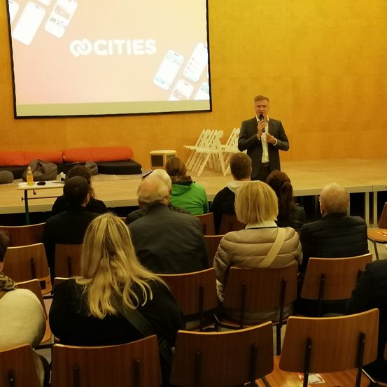 Bild enthält, People, Person, Crowd, Adult, Female, Woman, Seminar, Male, Man, Baby