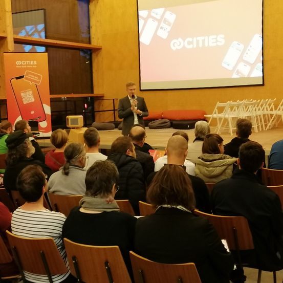 Bild enthält, People, Person, Crowd, Adult, Female, Woman, Male, Man, Seminar, Classroom