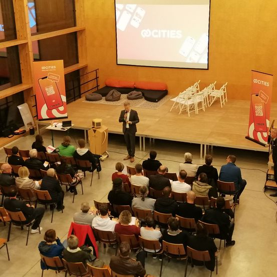 Bild enthält, People, Person, Building, School, Crowd, Classroom, Indoors, Audience, Lecture, Hall