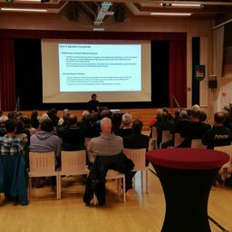 Bild enthält, People, Person, Crowd, Building, Classroom, Indoors, School, Audience, Lecture, Hall